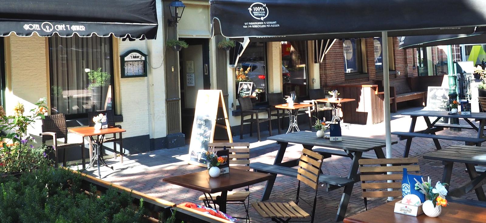 Terras van Hotel Café 't Anker aan de Eewal in Leeuwarden